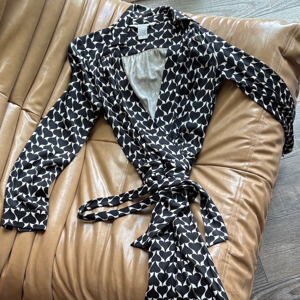 Diane Von Furstenberg Black and White Heart Wrap Dress with Pockets size 2